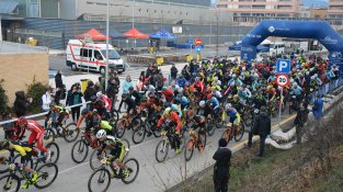 La sortida de la cursa a la zona poliesportiva de Cassà