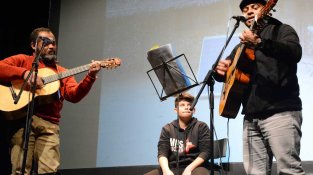Beto i Tori (amb en Pol) en la seva actuació