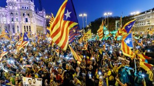 Imatges de l'acte final de la manifestació davant l'Ajuntament de Madrid