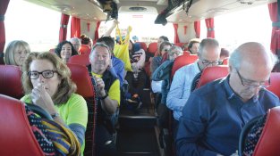 Al bus, aguantant un viatge de més de vuit hores per trajecte