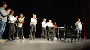 Els membres del grup, aplaudint el seu director, Marc Ciurana