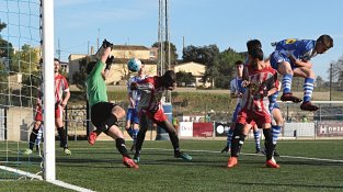 Espectacular salt de Marc Sala per aconseguir el gol del Cassà