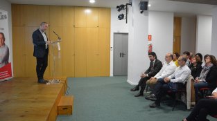Dos moments de l'acte celebrat aquest vespre a la Sala Galà