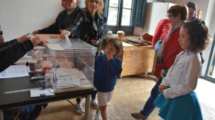 Una família votant al col·legi de l'Estació