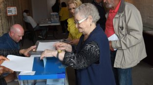 La senyora Consuelo Gutierrez de 93 anys, en el moment de votar