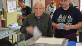 En Josep Salvador, de 92 anys, en el moment de votar