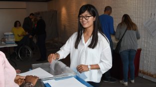 La pubilla de Cassà, Anna-Li Albertí, en el moment de votar