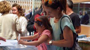 Una mare, votant amb la seva filla