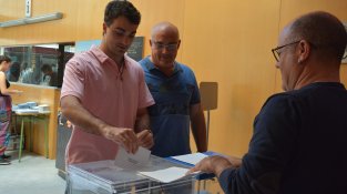 L'Hereu de Cassà 2018, Robert Bou, votant, al costat del seu pare