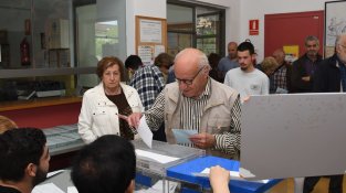 Votant al col·legi Puig d'Arques