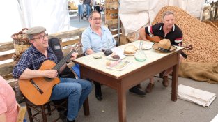 Els panxuts, interpretant cançons de taverna