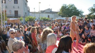 Desfilada de models amb vestits i complements de suro
