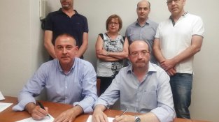 Signatura amb membres de les dues candidatures