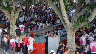 El correbars ha aplegat més d'un miler de joves pels carrers i bars de Cassà