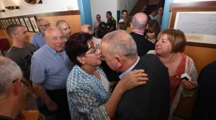 La mare de Robert Mundet felicita el nou alcalde de Cassà