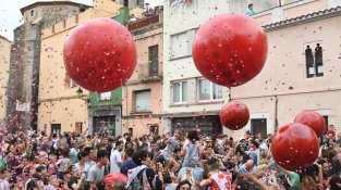 El Corks tornen a sorprendre amb una Tomakina de confetti