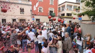 El Corks tornen a sorprendre amb una Tomakina de confetti