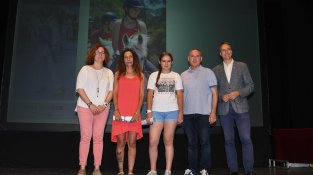Xevi Carrera i Josep Antoni Pèrez reben els Taps d'honor dels premis Cassa destapa l'esport