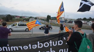 Imatges de la concentració de diumenge al vespre  a la rotonda del staps