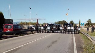 Els Mossos es presenten a la "rotonda dels taps"