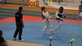Un combat d'Àlex de Dios, amb el pitrall blau
