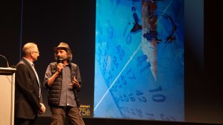 L'artista cassanenc Carles Torrent Pagés, comentant la portada del número 800 de Llumiguia de la qual n'és l'autor