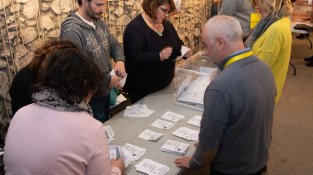 Recompte de vots a les meses electorals de Cassà