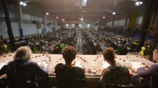 El pavelló de Santa Coloma, ple de gom a gom per la Festa de la Ratafia