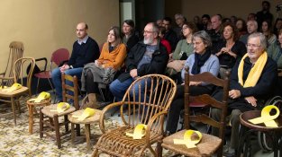 Les cadires buides símbol del festival d'enguany, amb els llaços grocs de record als absents
