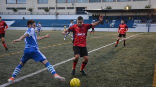Lluís Santamaria lluita per una pilota