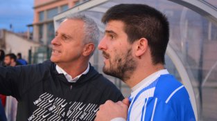 Marc Rabassedas escolta l'entrenador del Cassà, Ciscu, abans d'entrar al camp