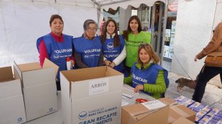 Grup de voluntàries del Gran Recapte  a la sortida del supermercat Bon Àrea, un dels col·laboradors de la campanya a Cassà