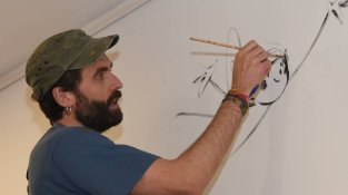 L'il·lustrador JOan Turu, pintant el mural