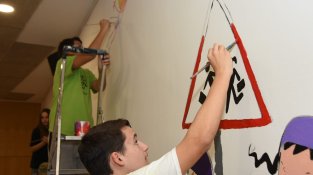 Alumnes, pintant el mural