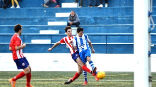 Sergi Gumbau ha tingut una bona ocasió en aquest xut que ha desviat un defensa del Sant Jaume