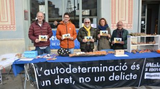En l'estand de l'ANC Cassà s'ajudava a  enviar postals nadalenques als presos polítics catalans
