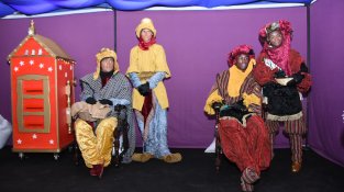El patge reial recull les cartes dls nens de Cassà per als Tres Reis de l'Orient