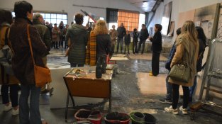 Diversos moments de la visita a les exposicions, comentades per la pròpia artista