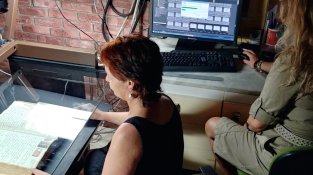 Un moment del procés de digitalització