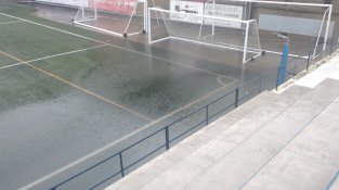 El camp de futbol, inundat