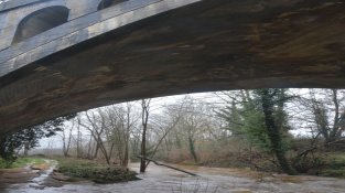 La riera Verneda al seu pas per sota del pont de la carretera a Llagostera