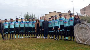 L'equip de carretera, amb les autoritats