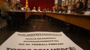 Queixes al ple per l'acomiadament d'una treballadora de la piscina coberta