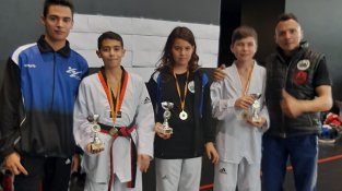 Els campions, amb els seus entrenadors