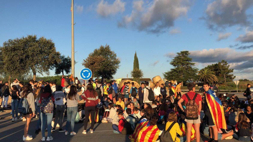 Concentració de manifestants a la "rotonda dels taps" aquest matí