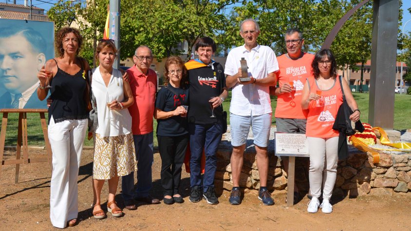 Membres de l'ANC de Cassà, amb el guardó Josep Dalmàs