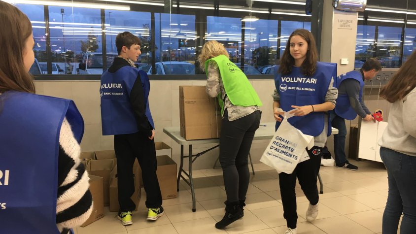 Voluntaris col·leborant en el Gran Recapte a Cassà