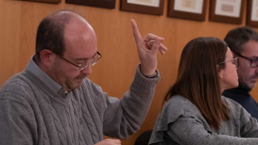 Marià Montsunyer (PSC) s'ha quedat sol votant contra la moció presentada per ERC