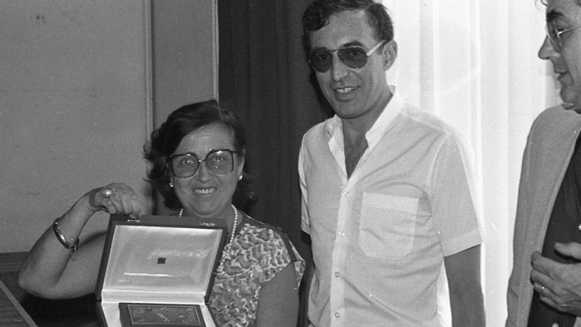 En Victor, a Montserrat amb el guardó de la Garlanda d'or junt amb la M. Dolors Godoy, alcaldesa de Cassà en  aquelles dates.