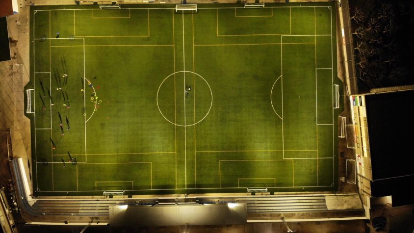 Aquest imatge aèria evidencia les mancances d'enllumenat al camp de futbol, especialment en alguns còrners